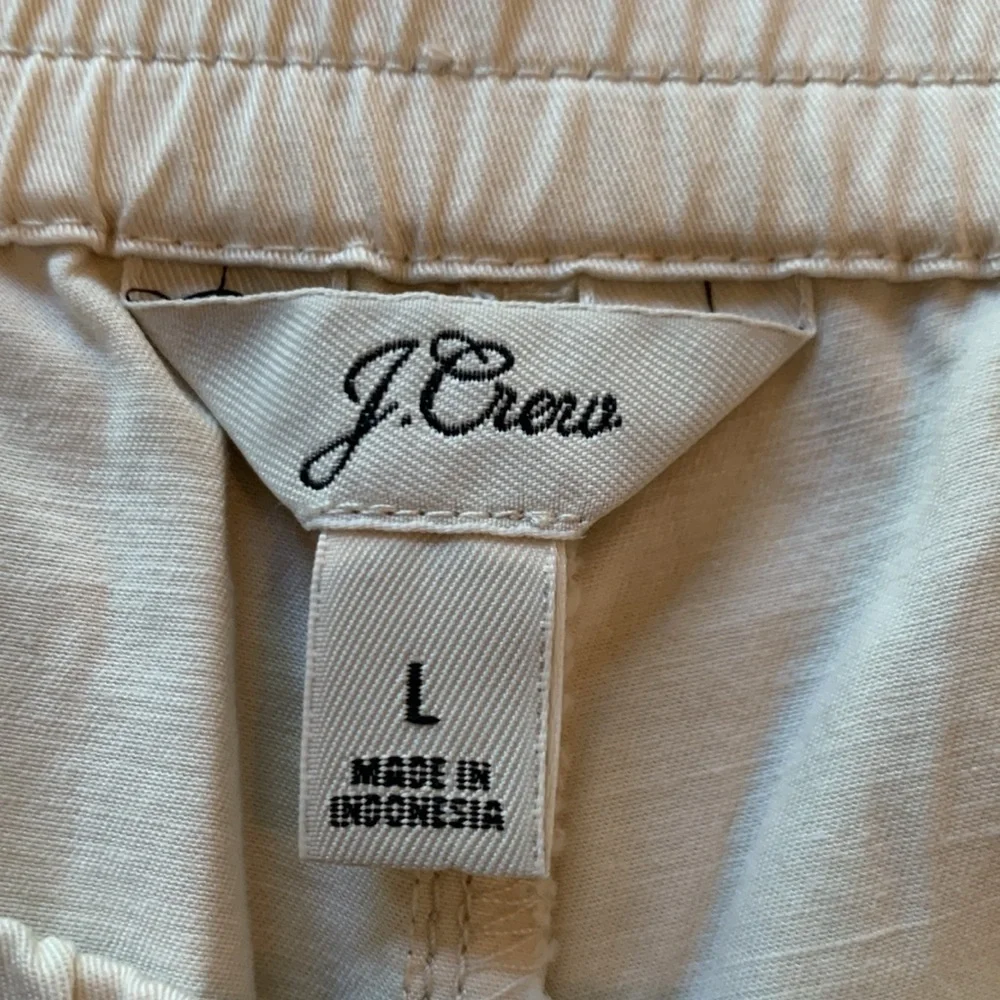 J Crew sz L cream colored elastic waist shorts